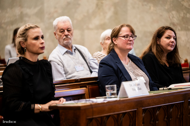 Juhasz Hajnalka (b) Rácz Andrea (j) a gyermekvédelmi vizsgálóbizottság ülésén 2026. szeptember 16-án