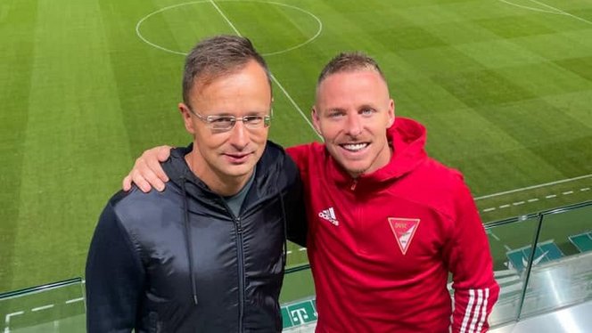 „Dzsudzsák Balázs Tesóka” – így kért diplomata-útlevelet Szijjártó Pétertől a&nbsp;válogatott futballista
