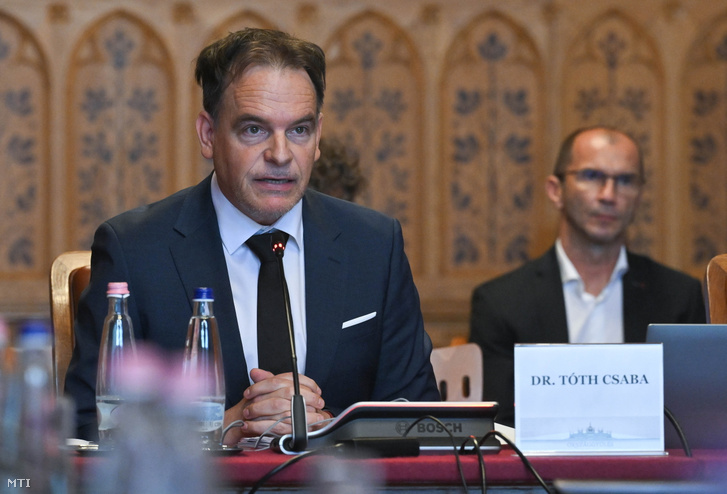 A Médiatanács elnöki tisztségére pályázó Tóth Csaba jogász médiaszakember az Országgyûlés Médiatanács elnökét és tagjait jelölõ eseti bizottságának ülésén az Országház Széll Kálmán termében 2026. szeptember 17-én