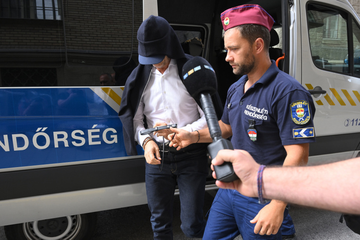 Videón, ahogy vezetőszáron vitték el Jellinek Dánielt