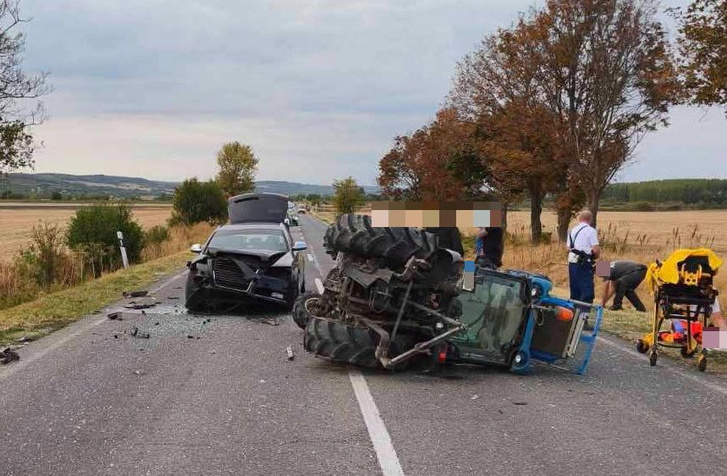 Traktorral ütközött egy személyautó Tolna vármegyében az 56-os főúton