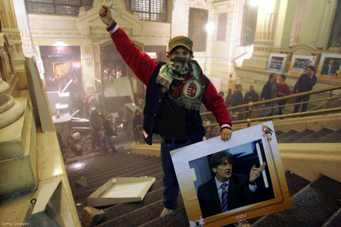 Egy tüntető a Magyar Televízió székházánál Budapesten, 2006. szeptember 18-án