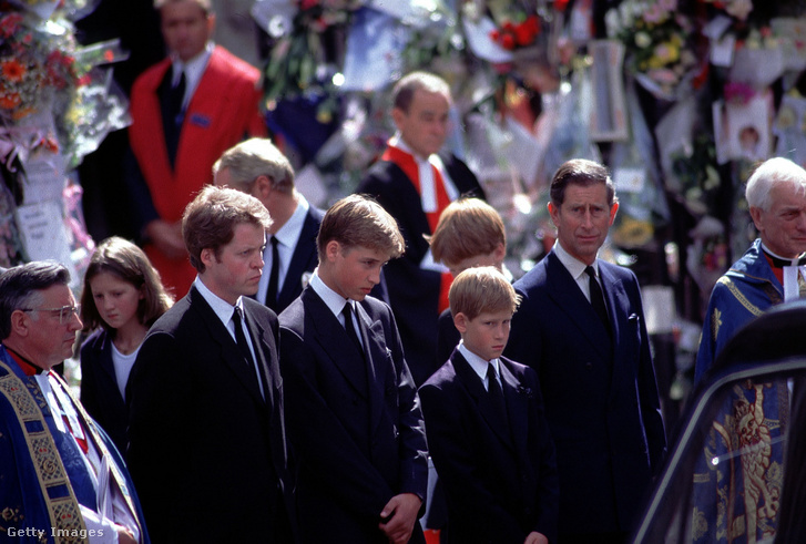 A koporsót szállító halottaskocsi mellett állnak balról jobbra: Spencer grófja, Károly herceg, Vilmos herceg, Harry herceg és Károly herceg a Diana hercegné temetési szertartása után a Westminster-apátságnál 1997. szeptember 6-án