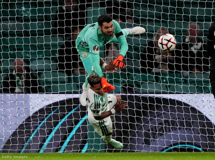 A Ferencváros kapusa, Varga Ádám és a Celtic játékosa, Camilo Duran összecsap a két csapat Európa-liga-mérkőzésén a glasgow-i Celtic Parkban 2026. szeptember 17-én