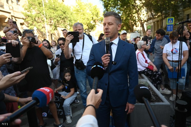 Magyar Péter miniszterelnök a Szociális Ágazatban Dolgozók Szakszervezetének (SZÁD) Azonnali 25 százalékos bérkorrekciót a szociális ágazatban! címmel rendezett demonstrációján a Parlamenttel szembeni Alkotmány utcában 2026. szeptember 18-án
