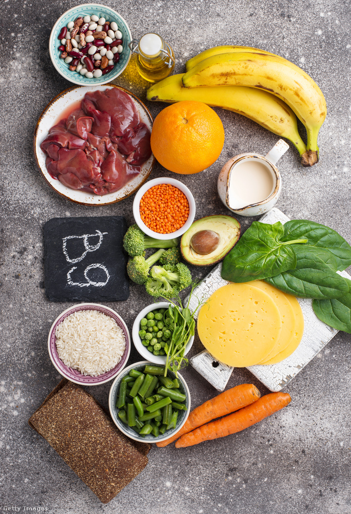 B9-vitamin, vagyis folátA B9-vitamin – azaz a formájában folát – elsősorban a sejtosztódásban és a vérképzésben játszik fontos szerepet.&nbsp; Bár nem okoz közvetlenül magas vagy alacsony A B9-hiányban szenvedők esetében ugyanis megnőhet a vér homociszteinszintje, ennek eredményeként pedig károsodhatnak az érfalak, könnyebben alakulhat ki érelmeszesedés, ami hosszú távon hozzájárulhat a szív- és érrendszeri problémákhoz, köztük akár a magas vérnyomáshoz is.&nbsp;