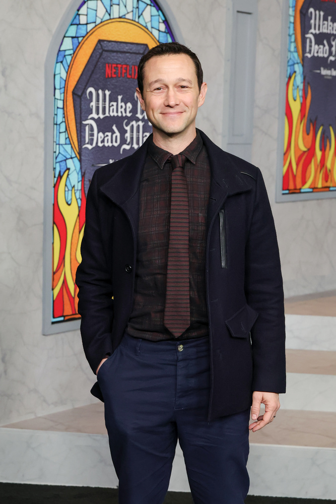 A színészet mellett Gordon-Levitt a kreatív projektek felé is nyitott, társalapítója a HitRecord nevű közösségi médiaplatformnak, ahol a tagok zenéken, videókon és más művészeti alkotásokon dolgozhatnak együtt