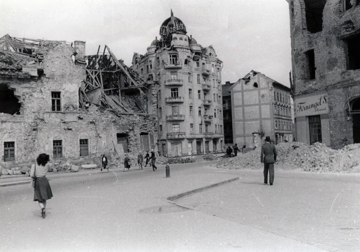 Széna tér, balra a régi Szent János Kórház romjai, szemben a Varsányi Irén (Görgey Artúr) utca - Csalogány utca sarok, 1945.