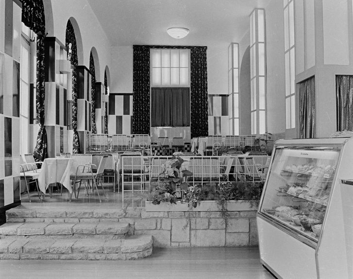 Széna tér 7., Ostrom utca - Vérmező út sarok. Budai Mackó büfé, 1960.