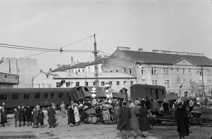 Széna tér, háttérben a Margit körúti egykori fogház épülete, 1956.