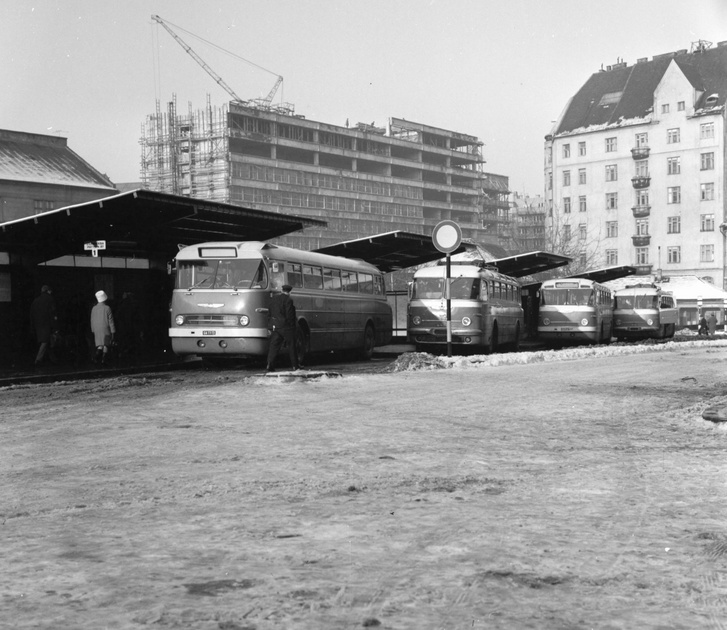 A MÁVAUT Széna téri végállomása a Csalogány utca - Varsányi Irén utca saroktól nézve. Háttérben a Margit körút (Mártírok útja) melletti Kohó- és Gépipari Minisztérium építkezése látható, 1967.