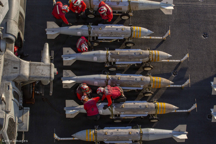 Az Egyesült Államok Haditengerészete által közzétett felvételen amerikai tengerészek készítik elő a fegyverzetet a Nimitz osztályú USS Abraham Lincoln (CVN 72) repülőgép-hordozó fedélzetén az Epic Fury hadművelet keretében, 2026. február 28-án
