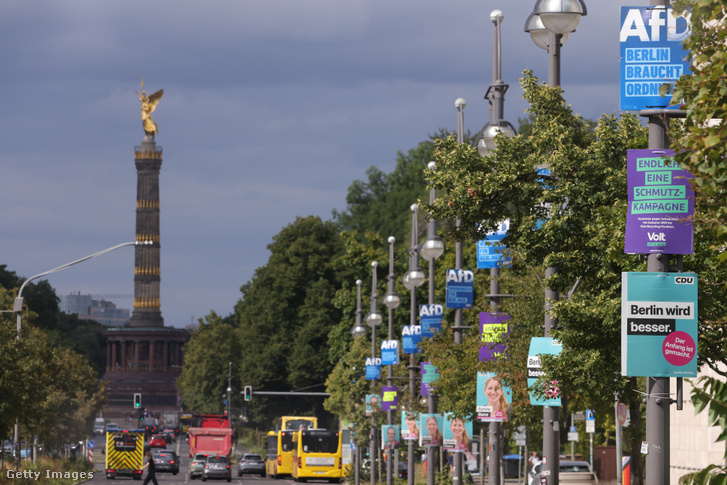 Választási plakátok lógnak a lámpaoszlopokon Berlinben 2026. augusztus 7-én