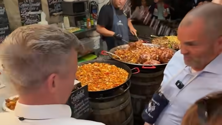Borral öntötte le Magyar Pétert egy férfi Szekszárdon, videón az incidens