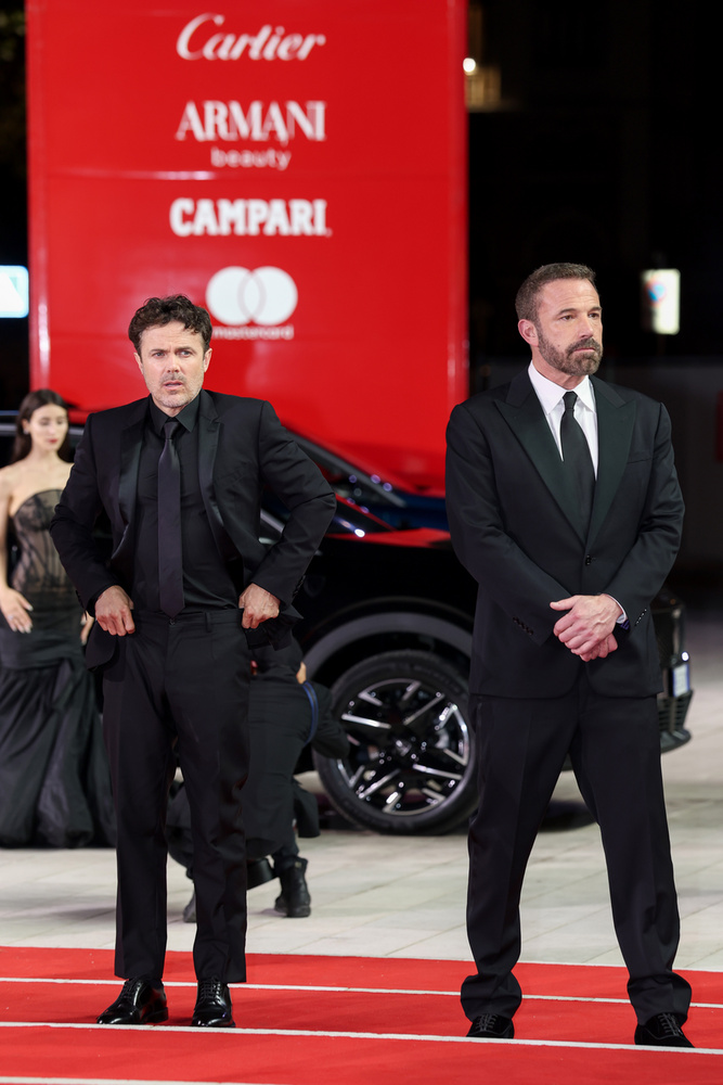 Az Affleck testvérekBár Casey Affleck bátyja, Ben több filmjében is szerepelt – többek között a Good Will Hunting és a Hideg nyomon című alkotásokban –, a két testvér már jó ideje nem játszott együtt, és a vörös szőnyegen sem gyakran jelennek meg közösen