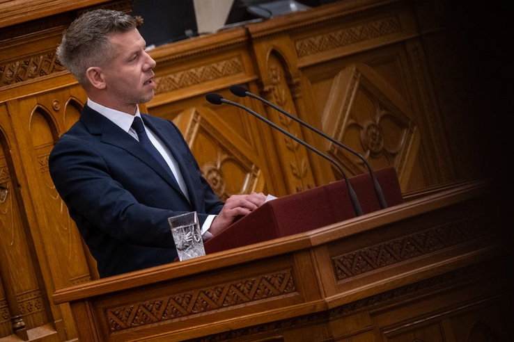 Magyar Péter iskolai éveiről egyeztetett rejtjelezve a minisztérium és az ellenzéki politikus