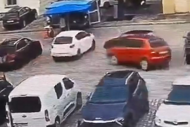 Tarolt a parkolóban a 78 éves sofőr, hat autót tört össze