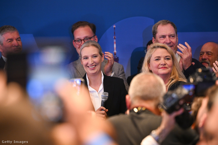 Kristin Brinker, az AfD berlini vezető jelöltje (jobbra) és Alice Weidel, a párt elnöke (balra) az AfD választási esti rendezvényén, 2026. szeptember 20-án
