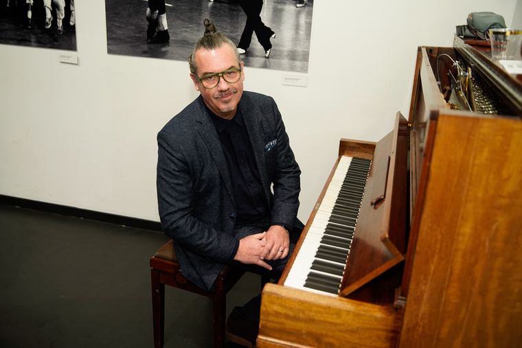 Duncan SheikSzeptember 17-én, 56 éves korában meghalt Duncan Sheik Grammy- és Tony-díjas énekes, dalszerző és zeneszerző