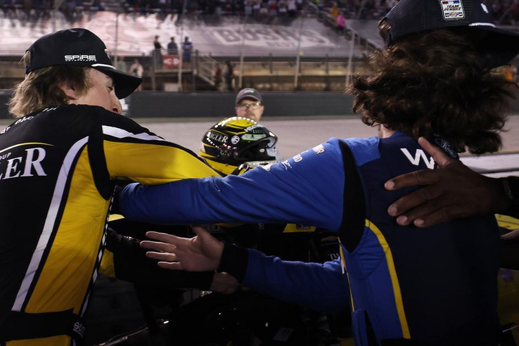 Összeverekedtek az ütközésük után a NASCAR bajnokesélyesei