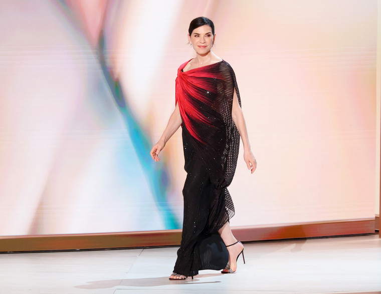 Julianna MarguliesJulianna Margulies a fekete ruhát tette jóval izgalmasabbá egyetlen látványos részlettel