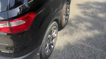 Nem AI-átverés: Meglepő hatkerekű Ford EcoSport cserélt gazdát