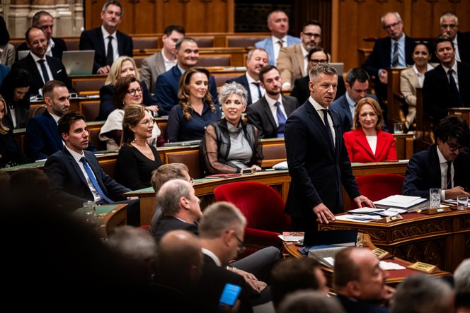 Bekiabálások, éles viták és provokáció – ilyen volt a parlament hétfőn