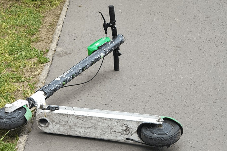 Veszélyt jelentenek a vakoknak az utcán eldobált bérrollerek