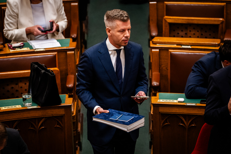 Rendkívüli ülésen döntenek Magyar Péter és Hankó Balázs mentelmi jogáról