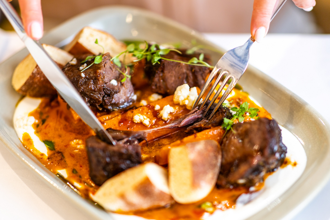 Marhapofa ’ndujás répával, labneh-vel
