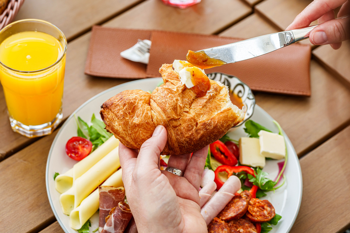 Bakterház nagyreggeli: croissant helyi sajtokkal, kolbásszal, lekvárral