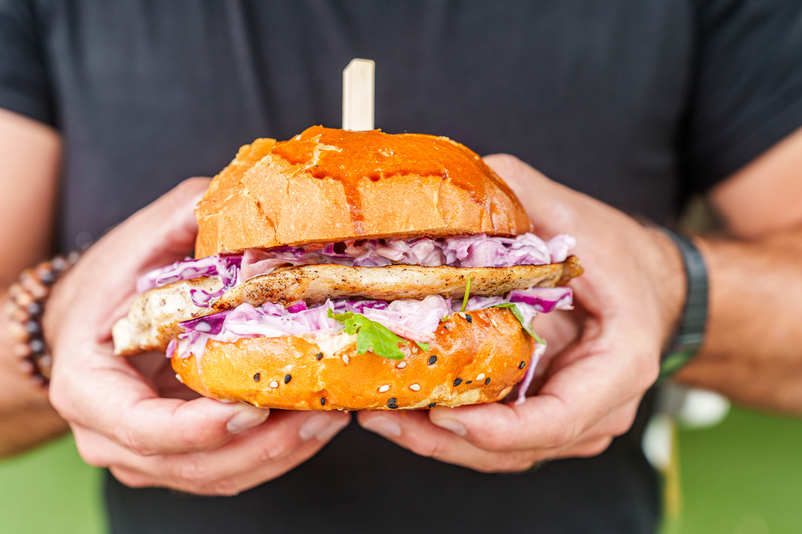 Roston csirke burger coleslaw salátával
