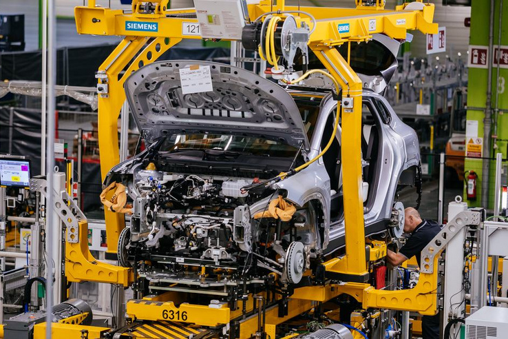 Egyre lejjebb csúszik a lejtőn a német autóipar, már a Mercedes is gyárbezárásokon töpreng