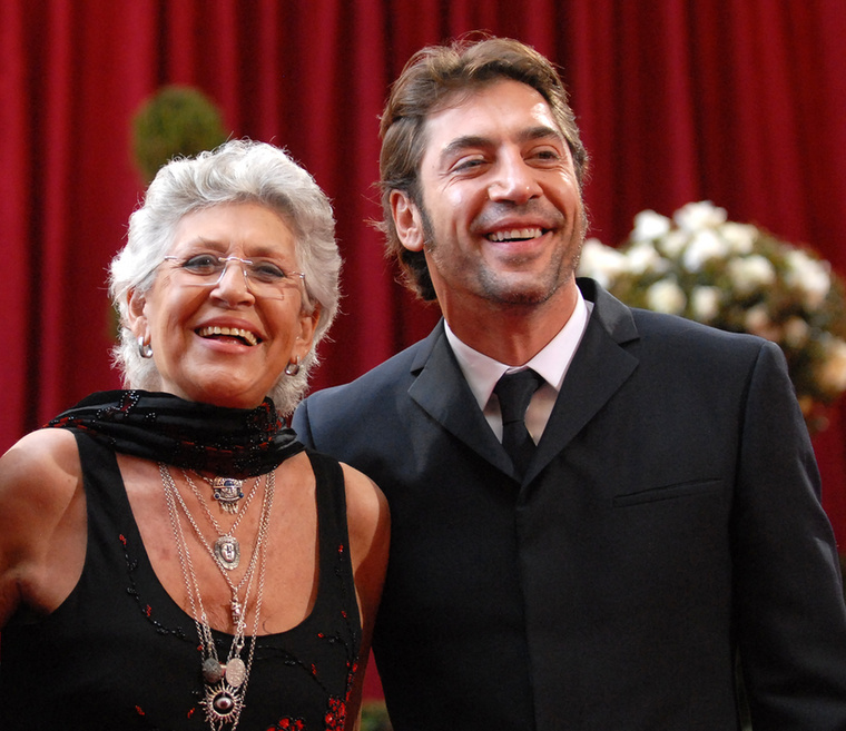 Javier BardemA 2008-as Oscar-gálára Javier Bardem édesanyja, a néhai Pilar Bardem kíséretében érkezett, akinek a legjobb férfi mellékszereplőnek járó díját is ajánlotta.„Anya, ez neked szól” – mondta a Nem vénnek való vidék színésze spanyolul a köszönőbeszédében