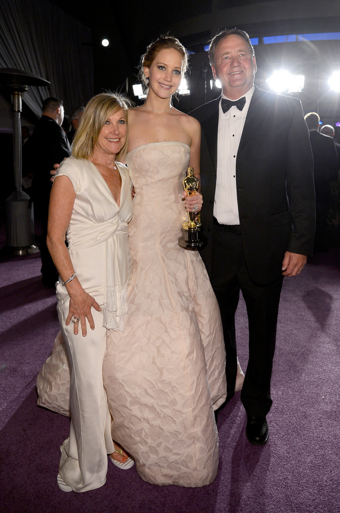 Jennifer LawrenceMiután Jennifer Lawrence szülei, Karen és Gary Lawrence elkísérték lányukat a 2013-as Oscar-gálára, ahol a Napos oldal című filmben nyújtott alakításáért elnyerte a legjobb női főszereplőnek járó díjat, végül ők vitték haza a szobrot Kentuckyba.„A szüleim hazavitték Kentuckyba, mert furcsán éreztem volna magam, ha itthon ki van állítva