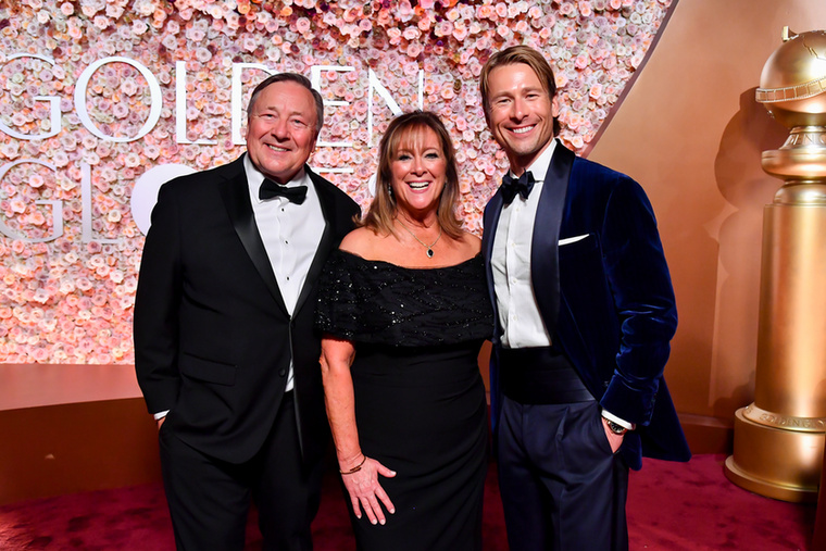 Glen PowellAmellett, hogy Glen Powell több filmjében is statisztaként feltűntek, szülei, Cyndy Powell és Glen Powell Sr