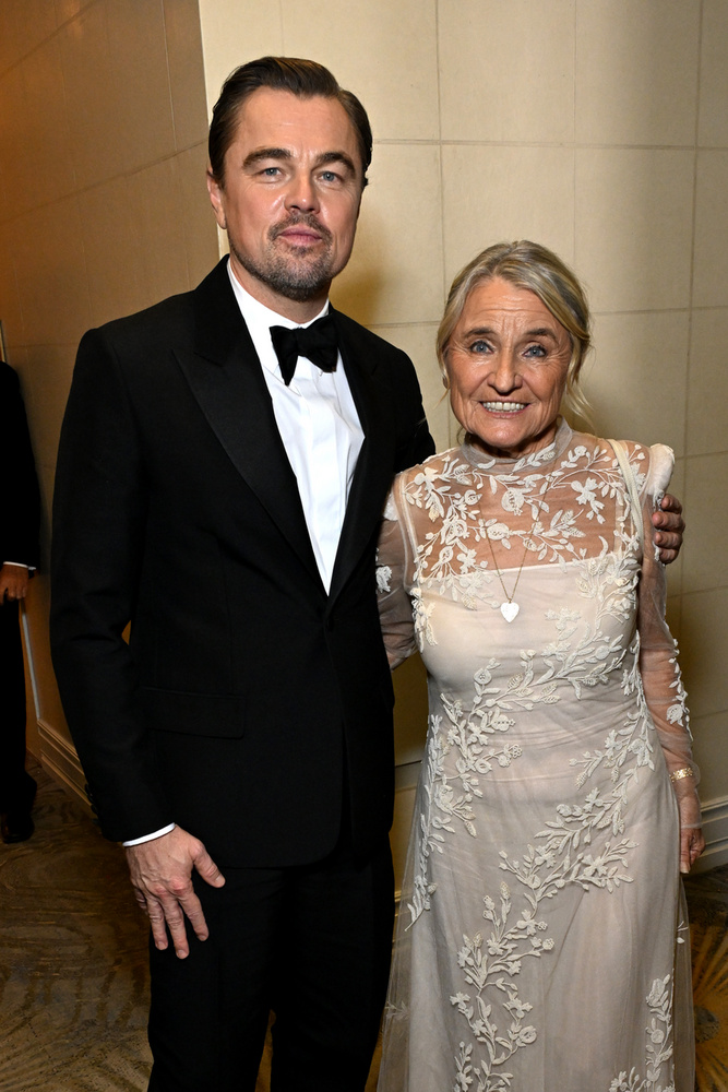 Leonardo DiCaprioLeonardo DiCaprio édesanyja, Irmelin Indenbirken rendszeresen elkíséri fiát vörös szőnyeges eseményekre és díjátadókra, így például a 2014-es Oscar-gálára is