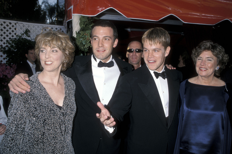 Matt Damon és Ben AffleckAz egész életükön át barátságban lévő Matt Damon és Ben Affleck az 1998-as Oscar-gálán elnyerték a legjobb eredeti forgatókönyvnek járó díjat a Good Will Hunting című filmért