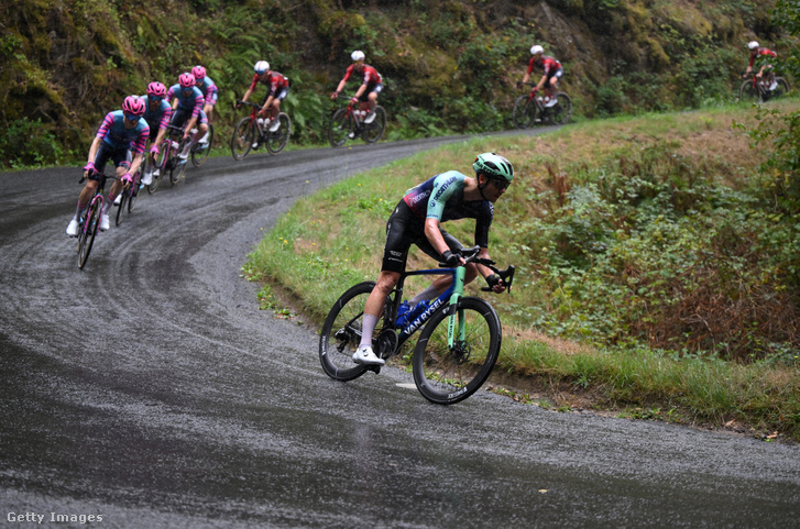 A francia Emilien Jacquelin és a Team Decathlon CMA CGM versenyzői a 59. Tour du Limousin-Perigord – Nouvelle Aquitaine 2026 – 3. szakaszán, egy 181,8 km-es szakaszon Saint-Privatból Egletonsba, 2026. augusztus 20-án, Egletonsban