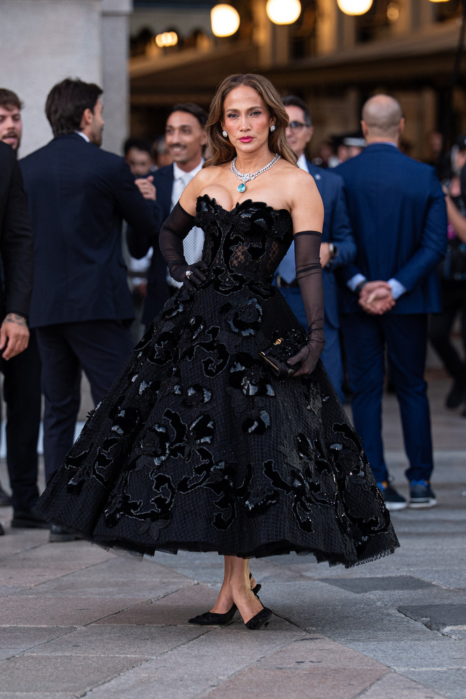 Jennifer LopezAz idei Vogue World egyik legnagyobb jelensége Jennifer Lopez volt ebben az imádnivaló, fekete ruhában, amelyben még a kifutón felvonulva egy szenvedélyes táncot is eljárt.