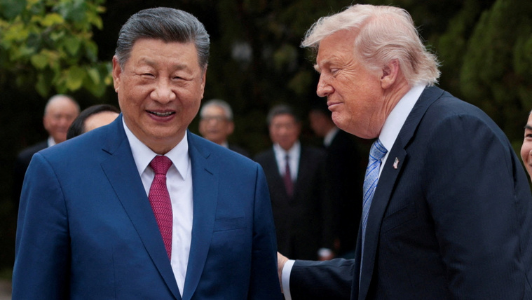 Trump váratlan lépése: az elvesztett háború után vörös szőnyeggel várta a kínai elnököt