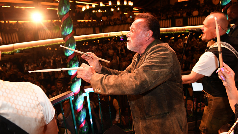 Arnold Schwarzenegger vezényelte az&nbsp;éneklő tömeget az Oktoberfesten