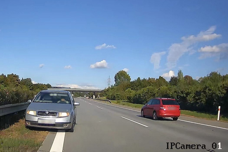 A forgalommal szemben téblábolt a 90 éves sofőr az autópályán
