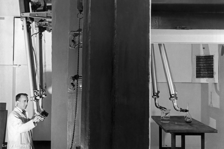 Az Illinois Institute of Technology Armour Research Foundation intézetében Leonard Reiffel kutatási vezető három láb vastag ablakok mögül irányít egy távvezérelt manipulátort egy atomerőmű „forró” kamrájában, Chicagoban, 1956-ban