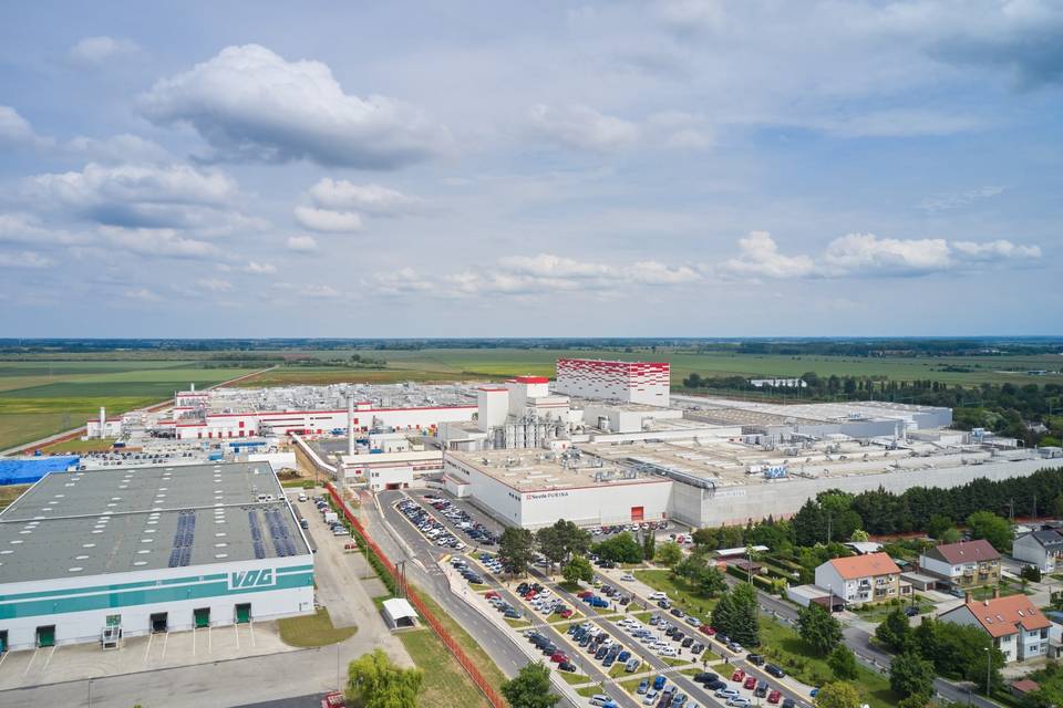 A büki Nestlé Purina állateledelgyár.