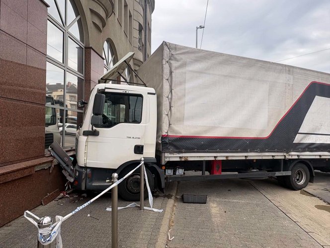 Villamossal ütközött, majd a kormányablak épületébe csapódott egy kisteherautó Újpesten