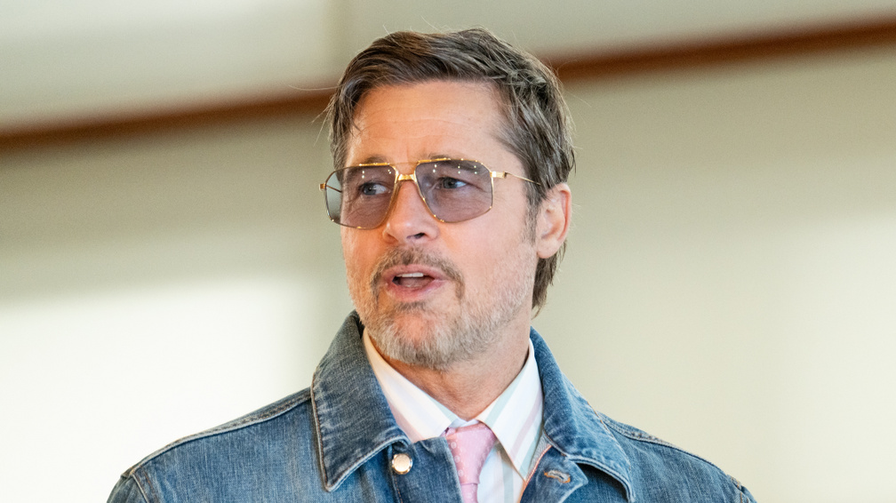 Brad Pitt 33 éves barátnője mélyen dekoltált ruhában vonta magára a figyelmet