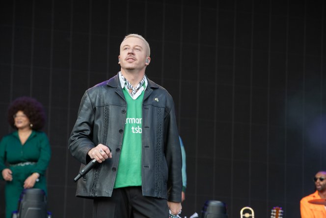 Kirúgták Ed Sheeran turnéjáról, most saját Free Palestine turnét indít Macklemore