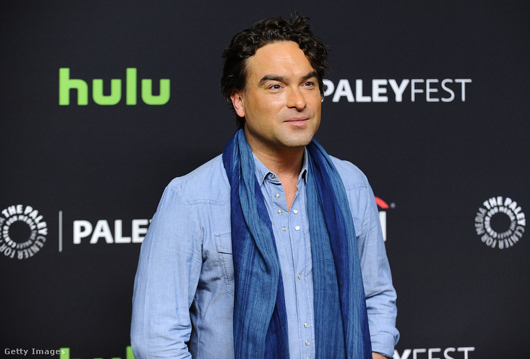 Johnny Galecki 12 éven át ugyanoda ragasztotta a rágójátKunal Nayyar évekkel később elmesélte, hogy Johnny Galecki a forgatások alatt rendszeresen a díszlet egyik falára ragasztotta a használt rágóját
