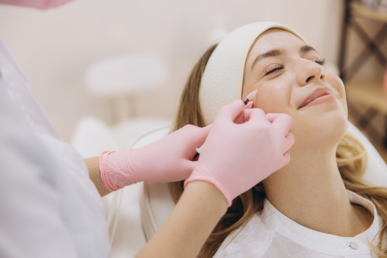 BotoxA botulinum toxin ma leginkább a ráncok csökkentésével kapcsolódik össze a köztudatban, eredetileg azonban egészen más célból alkalmazták